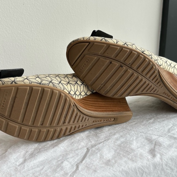 Cole Haan Tali Grand Bow Wedge, Cream Black geometric print, size 7.5B - Picture 10 of 11